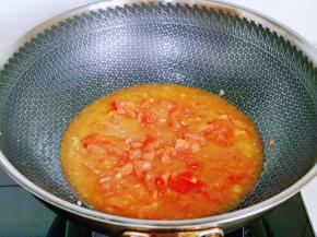 加入2汤勺纯净水。