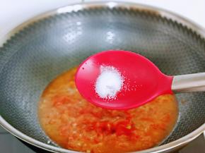 按个人口味加入盐，中小火煮2分钟，