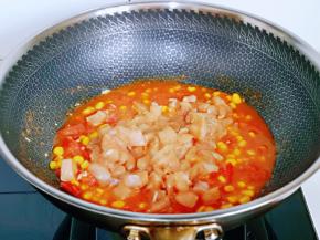 再加入腌制好的鸡肉丁。