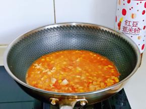 鸡胸肉翻炒制变色。