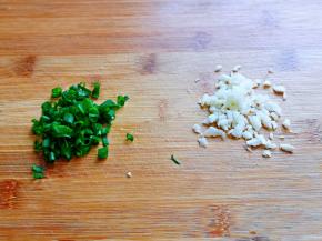 大蒜去皮切碎，小葱去皮，去根切葱花。