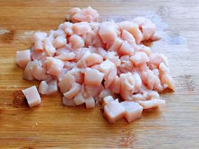 鸡胸肉洗干净切丁。
