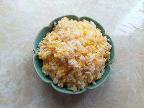 准备一碗玉米渣米饭