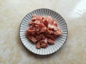 培根肉切成1厘米大小的小块