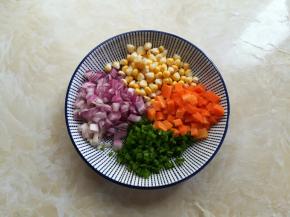 玉米洗净剥粒，胡萝卜切小丁，洋葱切丁，葱花切小段