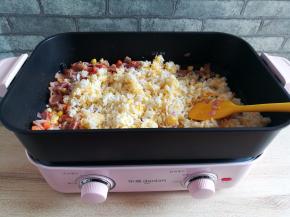 加入玉米渣米饭，有些结块的部分用铲子稍微的压一下翻炒均匀