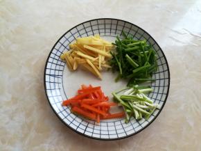 葱花洗净切出葱白和葱花，生姜去皮切丝，彩椒去籽切丝