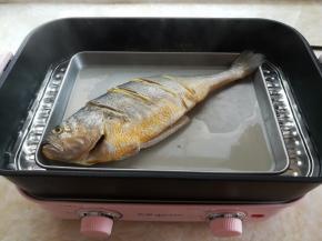 用蒸锅烧一锅开水，把腌好的黄花鱼放到蒸锅里，大火蒸8-10分钟