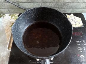 蒸鱼快好的时候，另外用一个小锅，放入适量的食用油，放入2勺生抽和一勺蚝油混合均匀，因为腌鱼的时候已经放盐了，所以不需要加盐了