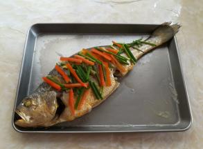 鱼蒸熟以后，把盘子里蒸出来的水倒掉，这水腥味很重，一定要倒掉，在鱼身上撒上适量的葱花和彩椒丝