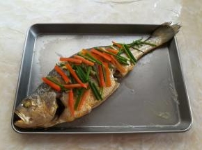 鱼蒸熟以后，把盘子里蒸出来的水倒掉，这水腥味很重，一定要倒掉，在鱼身上撒上适量的葱花和彩椒丝
