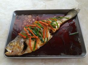 把煮好的调味酱汁淋到黄花鱼身上，尽量每个地方都淋一些