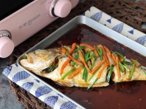 蒸出来的鱼肉质刚刚好，咸味适中的调味酱汁用来拌饭也非常的美味