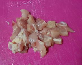 鸡胸肉洗净切小块。