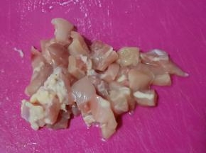 鸡胸肉洗净切小块。