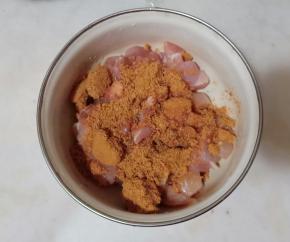 放入奥尔良腌料。