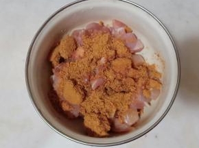 放入奥尔良腌料。