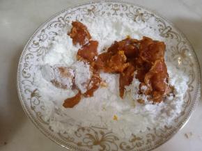 将腌好的鸡胸肉放入淀粉中，沾满淀粉。