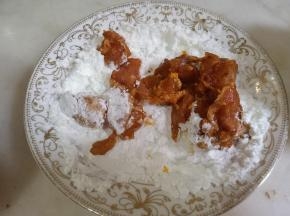 将腌好的鸡胸肉放入淀粉中，沾满淀粉。