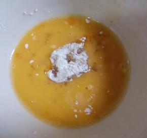 放入打散的鸡蛋液中沾满蛋液。