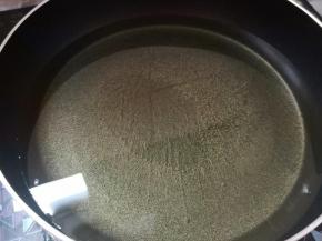 油锅中火烧至六成热。