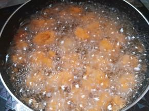 放入鸡米花，炸至金黄捞出即可。