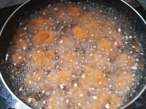 放入鸡米花，炸至金黄捞出即可。
