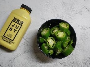 青椒洗干净切圈