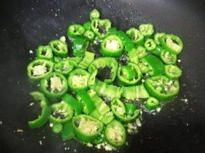 将青椒炒至8成熟