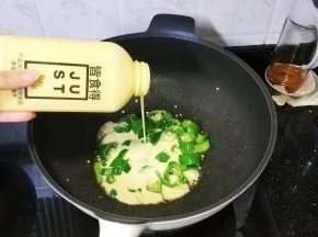 倒入200ml Just 植物蛋