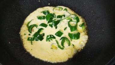 转小火让蛋液慢慢凝固