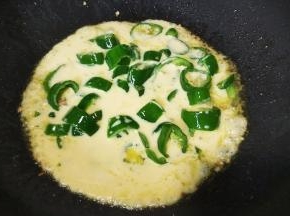 转小火让蛋液慢慢凝固