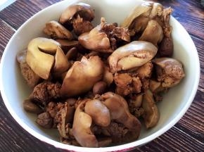 焯水后的鸡肝洗净沥干水分