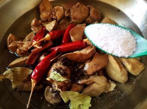 放盐，大火烧开转中火煮半小时