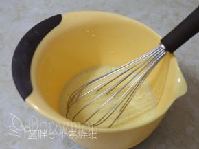 蛋黄蛋白分离，分别放入无油无水的打蛋盆中。蛋黄加入牛奶和糖粉A，用手动打蛋器不断搅拌到糖粉融化，表面有一层细腻的泡沫。