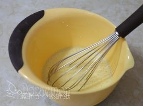 蛋黄蛋白分离，分别放入无油无水的打蛋盆中。蛋黄加入牛奶和糖粉A，用手动打蛋器不断搅拌到糖粉融化，表面有一层细腻的泡沫。