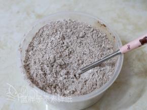 低筋面粉、可可粉和泡打粉先混合均匀，过筛一遍。