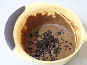 加入巧克力豆，大致拌匀即可。