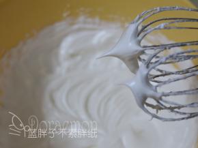 糖粉B分3次加入到蛋白中，打发到干性发泡，即提起打蛋器是短而小的尖钩。
