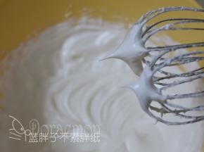 糖粉B分3次加入到蛋白中，打发到干性发泡，即提起打蛋器是短而小的尖钩。