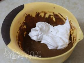 先将1/3的蛋白霜加入可可面糊中，用刮刀翻拌均匀。