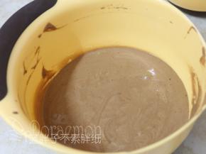 再倒回蛋白霜中，继续拌匀。