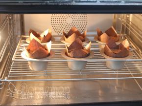 送入惠而浦ES-58M2蒸烤箱，纯蒸模式，110℃，18分钟。(没有蒸烤箱就用蒸炉，大火烧开水后放入蛋糕糊，中火加热18分钟，再焖5分钟出炉。)