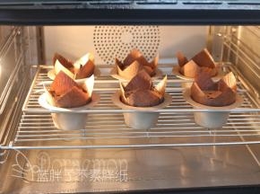 送入惠而浦ES-58M2蒸烤箱，纯蒸模式，110℃，18分钟。(没有蒸烤箱就用蒸炉，大火烧开水后放入蛋糕糊，中火加热18分钟，再焖5分钟出炉。)
