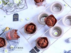 蒸好之后的蛋糕焖2-3分钟之后取出，放在烤网上晾凉。