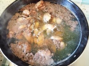 鸡肝用清水浸泡3-5小时，捞出凉水下锅，放1汤匙料酒焯水去血沫