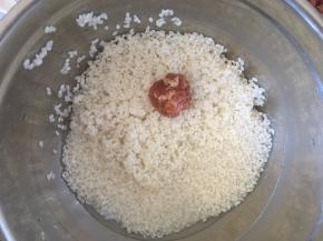 把肉馅汆成小肉丸，放到糯米中打个滚，均匀沾上糯米。