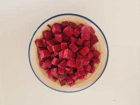 紫薯洗净去皮切丁。