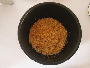 洗好的藜麦和大米倒入电饭锅中。