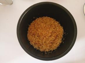 洗好的藜麦和大米倒入电饭锅中。